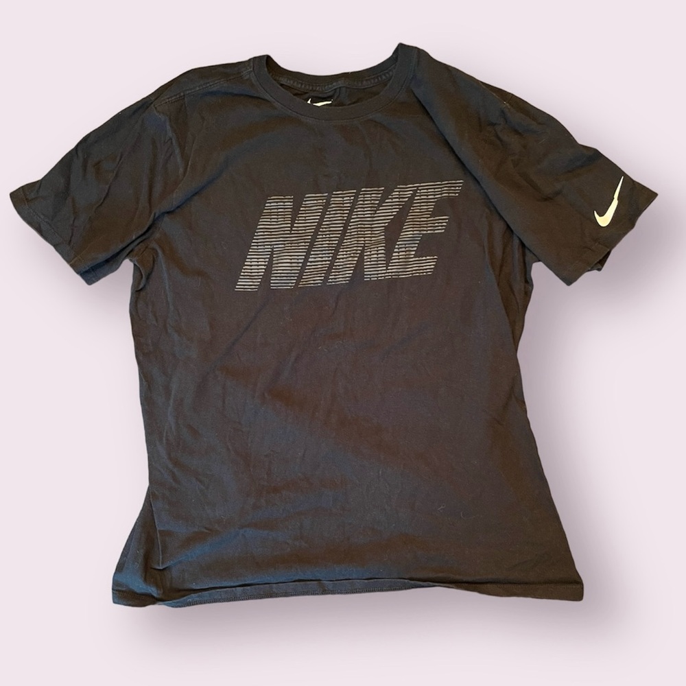 Black Nike T-Shirt with Logo – Size Medium